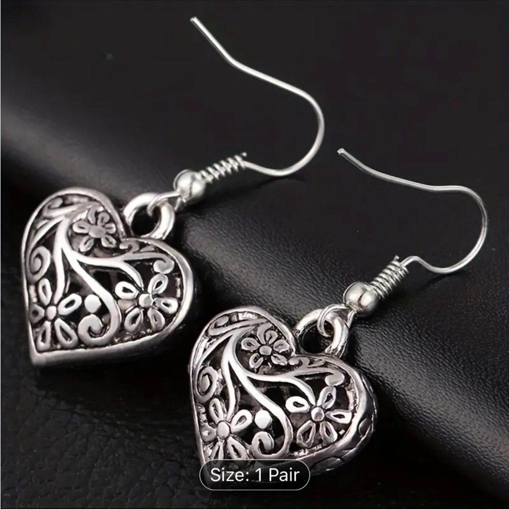 Nwt hollow silver dainty heart dangle earrings